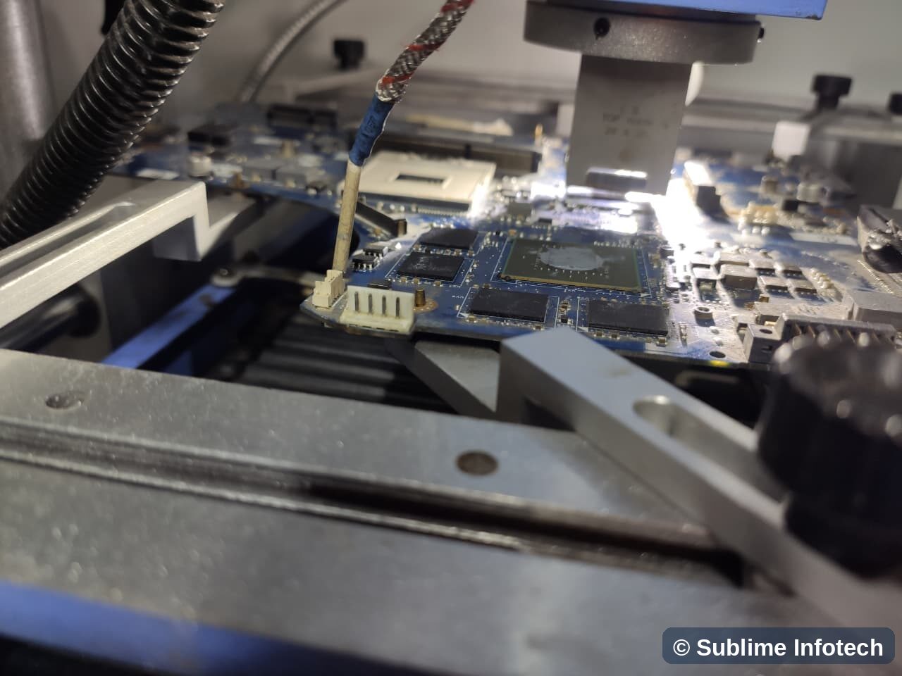 Thermocouple probe placed on the motherboard